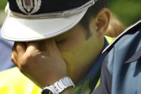 Doi polițiști din Vrancea au ajuns la spital, după ce au fost agresați de un individ violent