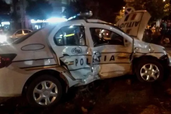 Doi polițiști au fost răniți grav într-un accident