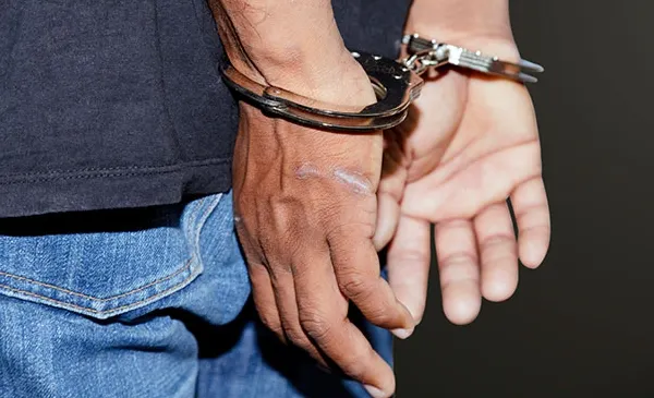 I-a cerut unei femei să îl facă ,,sclavul ei", dar l-au încătușat polițiștii