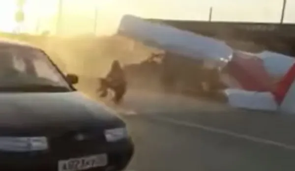 Este acesta cel mai ciudat accident din istorie? Iată ce s-a întâmplat pe o șosea din Rusia