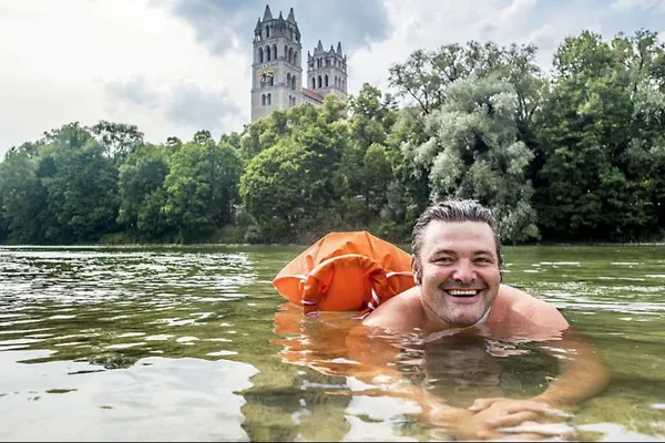 Un bărbat din Germania înoată în fiecare zi până la locul de muncă! Povestea inedită