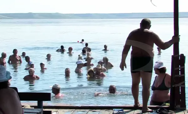 "Aurul negru" din adâncurile unui lac din România. Turiştii spun că face minuni