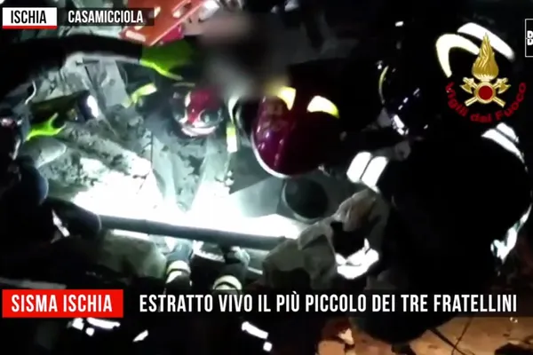 Cutremurul din Italia. Momentul emoţionant în care un bebeluş de 6 luni este scos de sub dărâmături