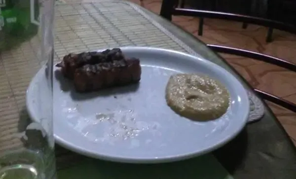 A comandat mici cu muștar, dar viermii colcăiau în farfurie. Cum se apără patronul restaurantului