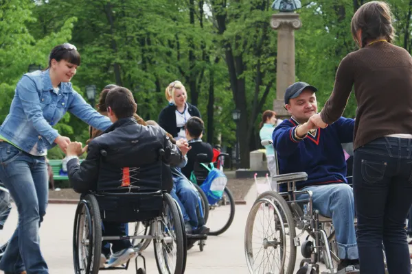 Guvernul a decis majorarea sprijinului financiar pentru persoane cu dizabilităţi