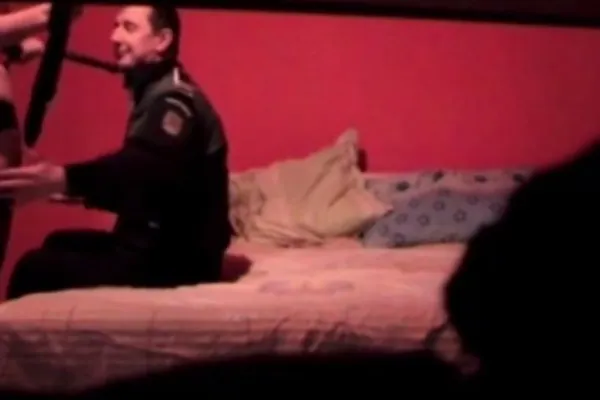 Decizie în cazul poliţistului filmat întreţinând relaţii sexuale cu o presupusă prostituată
