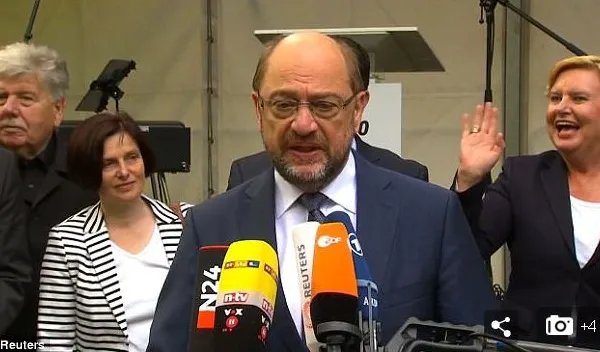 VIDEO. E cu neputinţă! Ce face o deputată în spatele lui Martin Schulz în timp ce acesta vorbeşte