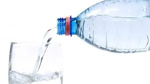 Apa îmbuteliată, un lux. Schimbările pregătite de Guvern