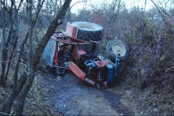 Accident cumplit, în Buzău! Un bărbat a murit după ce s-a răsturnat cu tractorul