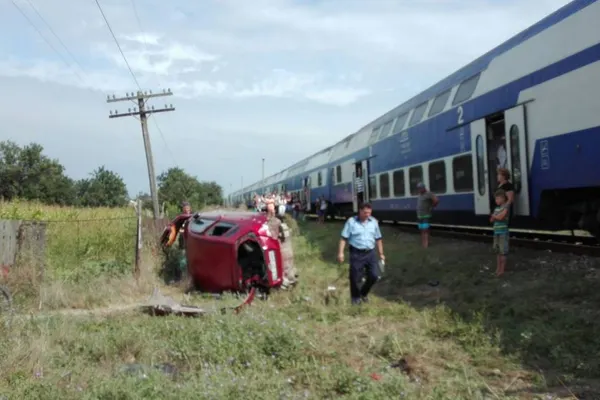 Val de accidente pe calea ferată. Oameni evacuați direct în câmp, la 40 de grade Celsius