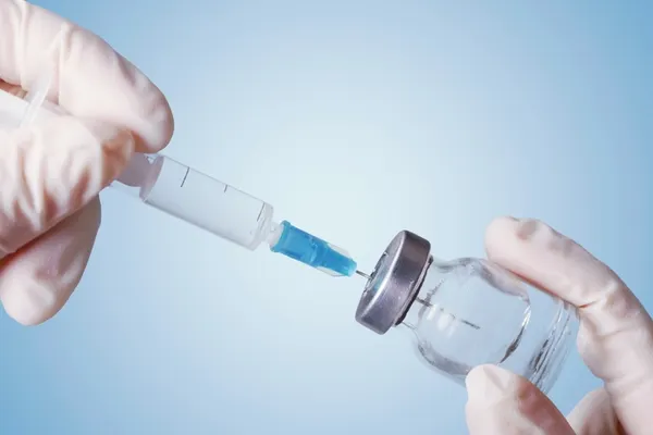 Legea vaccinării. Părinţii care scapă de amenzi în România, buni de plată în Italia