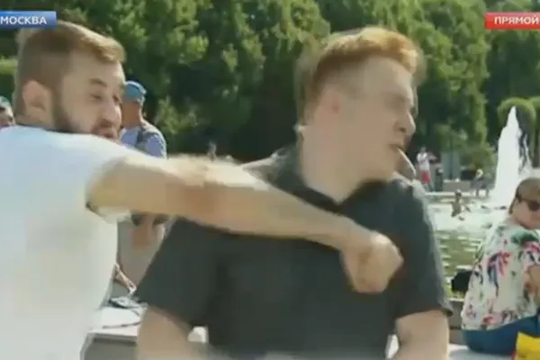 Reporter agresat în DIRECT, într-un parc din Rusia. Cine era bătăuşul - de necrezut!