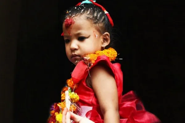 O fetiţă de 3 ani, numită noua "zeiţă vie" din Nepal. La ce TEST a fost supusă, înainte