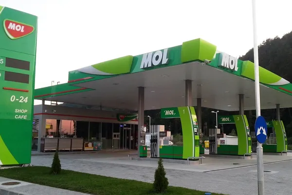 Reacția grupului maghiar MOL după îndemnul lui Băsescu "Nu mai puneți benzină de-aici"