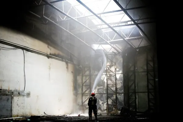Incendiu puternic în Bucureşti, la Faur Poarta 4 - a fost lichidat după 5 ore. FOTO & VIDEO