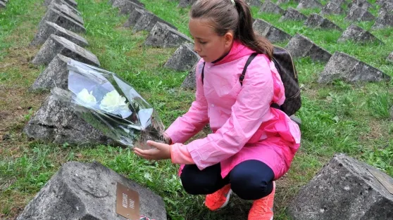 Descoperire tulburătoare a unei eleve din România într-un cimitir din Italia