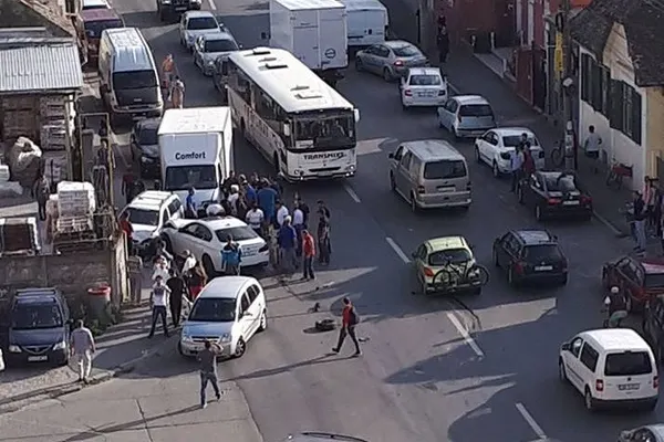 GRAV accident în centrul Sibiului: 5 maşini, implicate. Un pieton, prins între ele: e în stare gravă