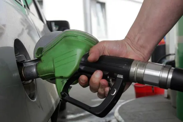 Avertisment pentru Guvern: pragul de 6 lei/litru la carburanți, spart de Sărbători