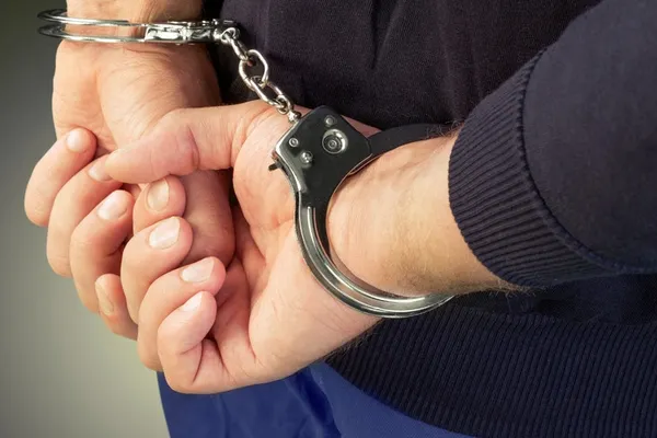 INCREDIBIL!Furau pensiile unor bătrâni și își obligau copiii să cerșească. Poliția le-a venit de hac