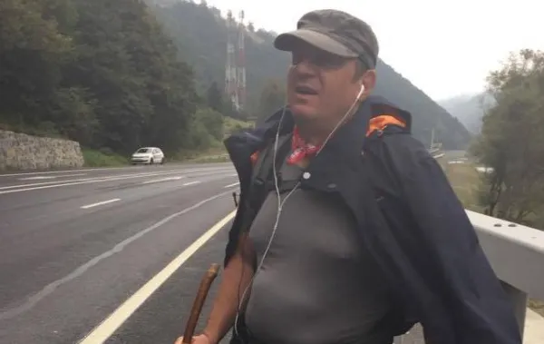 Primarul care protestează mergând pe jos până la Bucureşti pentru APĂ: Mii de kilometri degeaba
