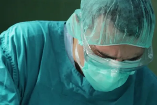 Transplant de ficat la un donator de 100 de ani - Premieră în Italia