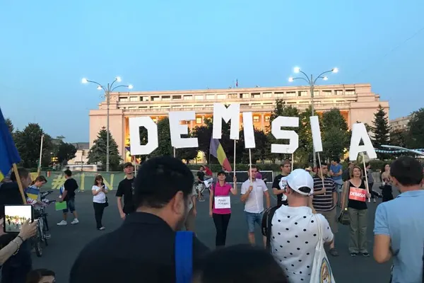 Protest în P. Victoriei. 300 de susţinători ai proiectului Roşia Montană, la Guvern. 200, la Cluj