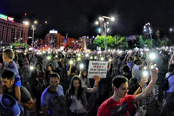 Un nou protest în Piaţa Victoriei: 500 de persoane cer demisia Guvernului Tudose
