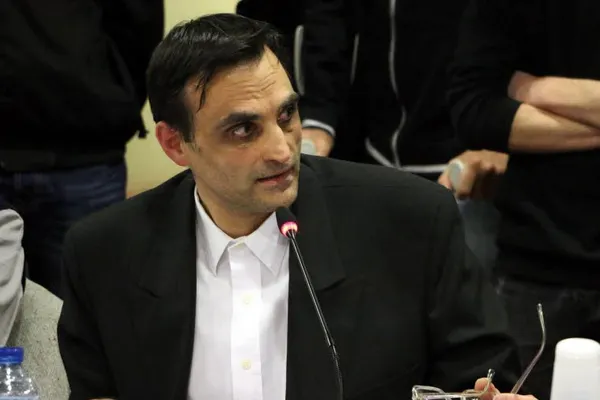 Propunere ŞOC a unui consilier municipal din Franţa: "Romilor să li se ia dinţii de aur..."