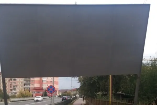Pericol de moarte în Alba Iulia! Un panou publicitar, amenințare pentru pietoni