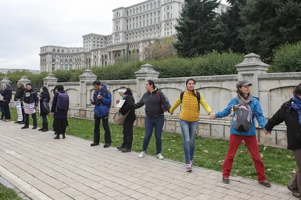 Proteste de amploare împotriva vaccinării obligatorii! Lanț uman în jurul Parlamentului