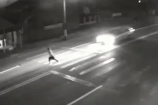 Tânără spulberată pe trecerea de pietoni! Atenție, imagini cu impact emoțional