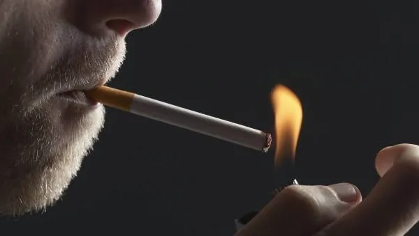 Ești fumător? Aceste trei alimente elimină nicotina din corp