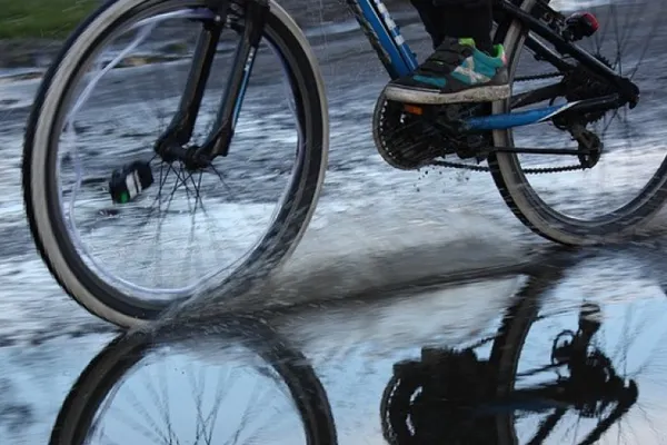 Vremea rea face noi victime în Timiș! Biciclist mort, după ce a fost aruncat de vânt în faţa mașinii