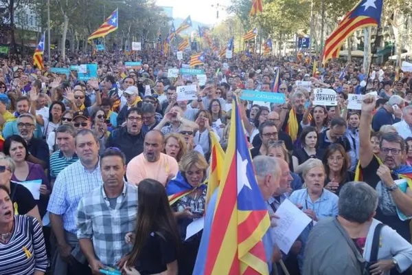 Proteste AMPLE la Barcelona - Madridul suspendă independenţa Cataloniei. Puigdemont: Nu acceptăm!