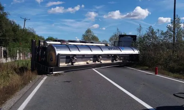 O cisternă plină cu motorină a paralizat traficul dintre Târgoviște și Ploiești