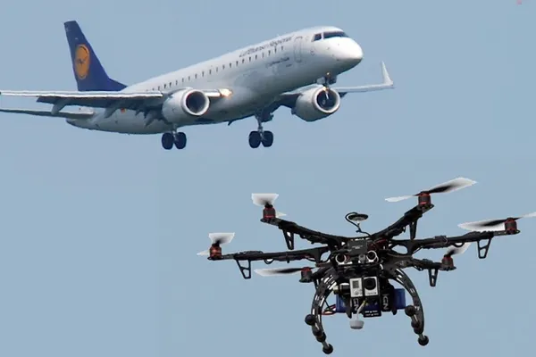 O dronă a lovit un avion de pasageri, chiar înainte de aterizare