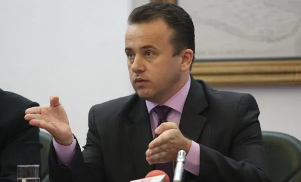 Guvernul face primul pas pentru editarea manualelor şcolare de către STAT