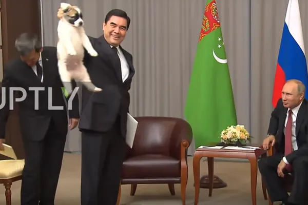 Imagini neaşteptate. Vladimir Putin, suflet sensibil. A mai primit cadou un câine