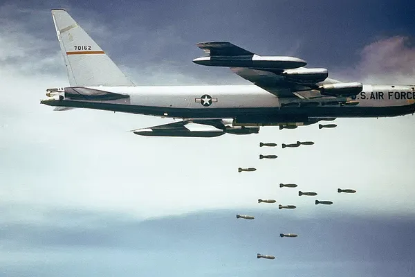 Bombardiere ruse, escortate din apropierea unui portavion american, în Marea Japoniei