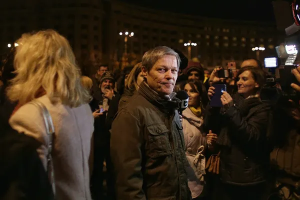 Cum răspunde Cioloş Ambasadei Suediei care i-a admirat fesul suedez purtat la proteste, duminică