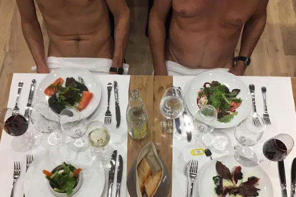 S-a deschis primul restaurant pentru nudiști! Unde se află și ce sume vor plăti clienții