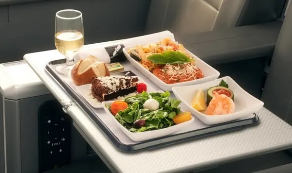 Singurele două alimente pe care ar trebui să le mănânci în timpul călătoriei cu avionul