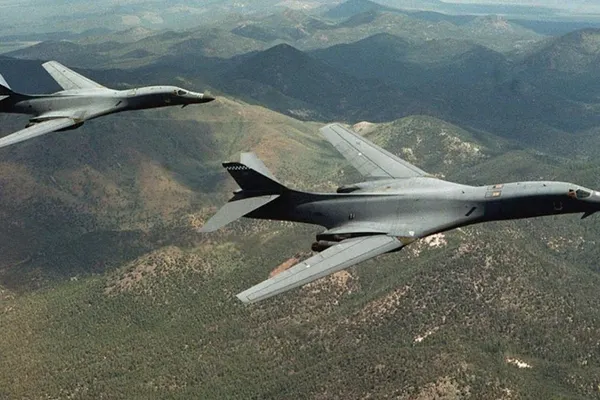 Bombardierele americane ridică tensiunea în peninsula Coreeană, înaintea vizitei lui Trump