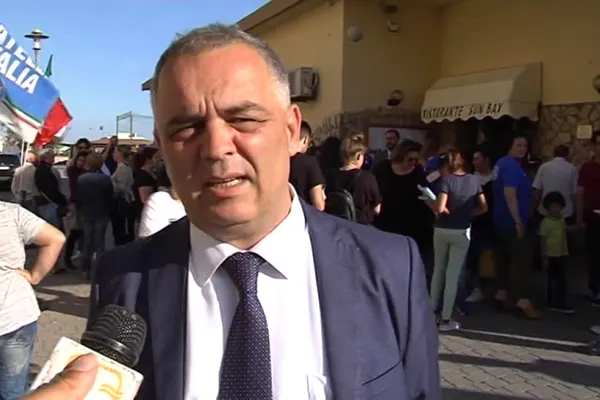 Un politician din Italia îi jignește pe români: "Gata cu gunoaiele astea, să fie alungați în șuturi"