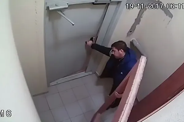 Un bețiv din Rusia s-a chinuit 3 ore să deschidă o ușă, înainte să facă o descoperire șocantă