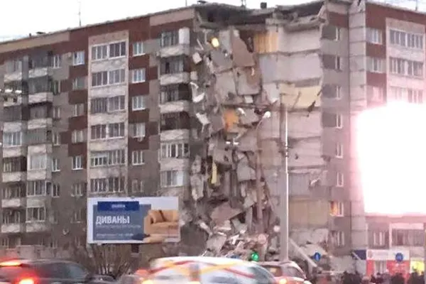 O clădire s-a prăbușit parțial în Rusia, după o explozie: Există mai mulți MORȚI și răniți