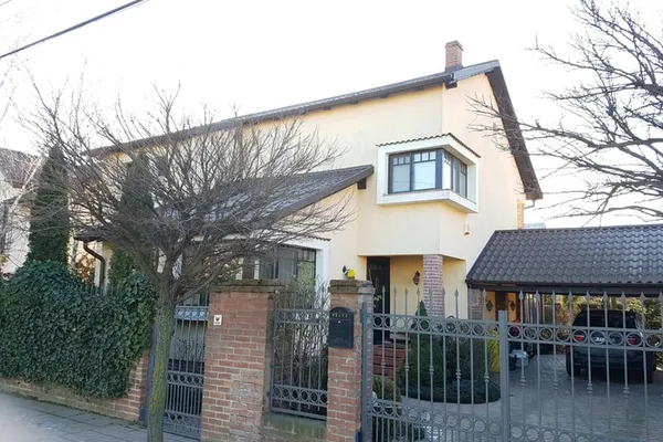 FOTO. Cum arată vila luxoasă în care locuieşte Sorin Grindeanu cu familia sa