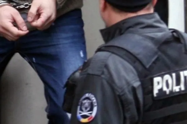A înjurat și a lovit doi polițiști, după ce a consumat prea mult alcool. Ce pedeapsă a primit