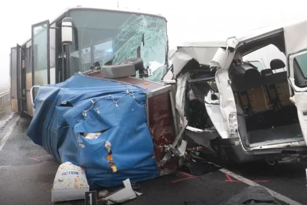 Trei români morţi şi cinci răniţi, într-un grav accident în Ungaria
