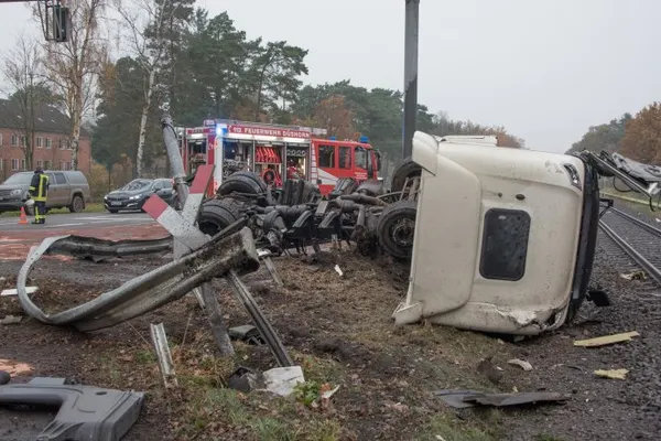 Tragedie în Germania: cel puţin 12 răniţi, după ce un tren a lovit un camion